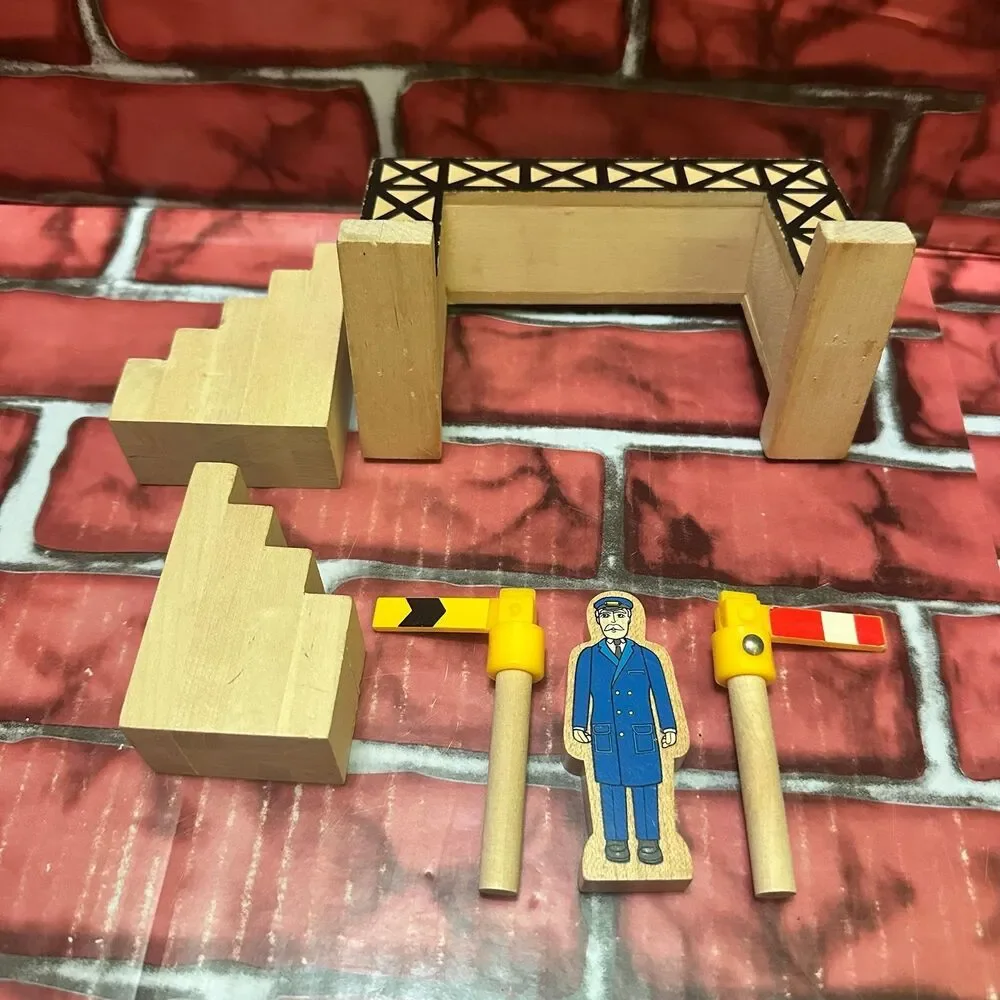 Thomas & Friends Wooden Train Signal Bridge with Figure